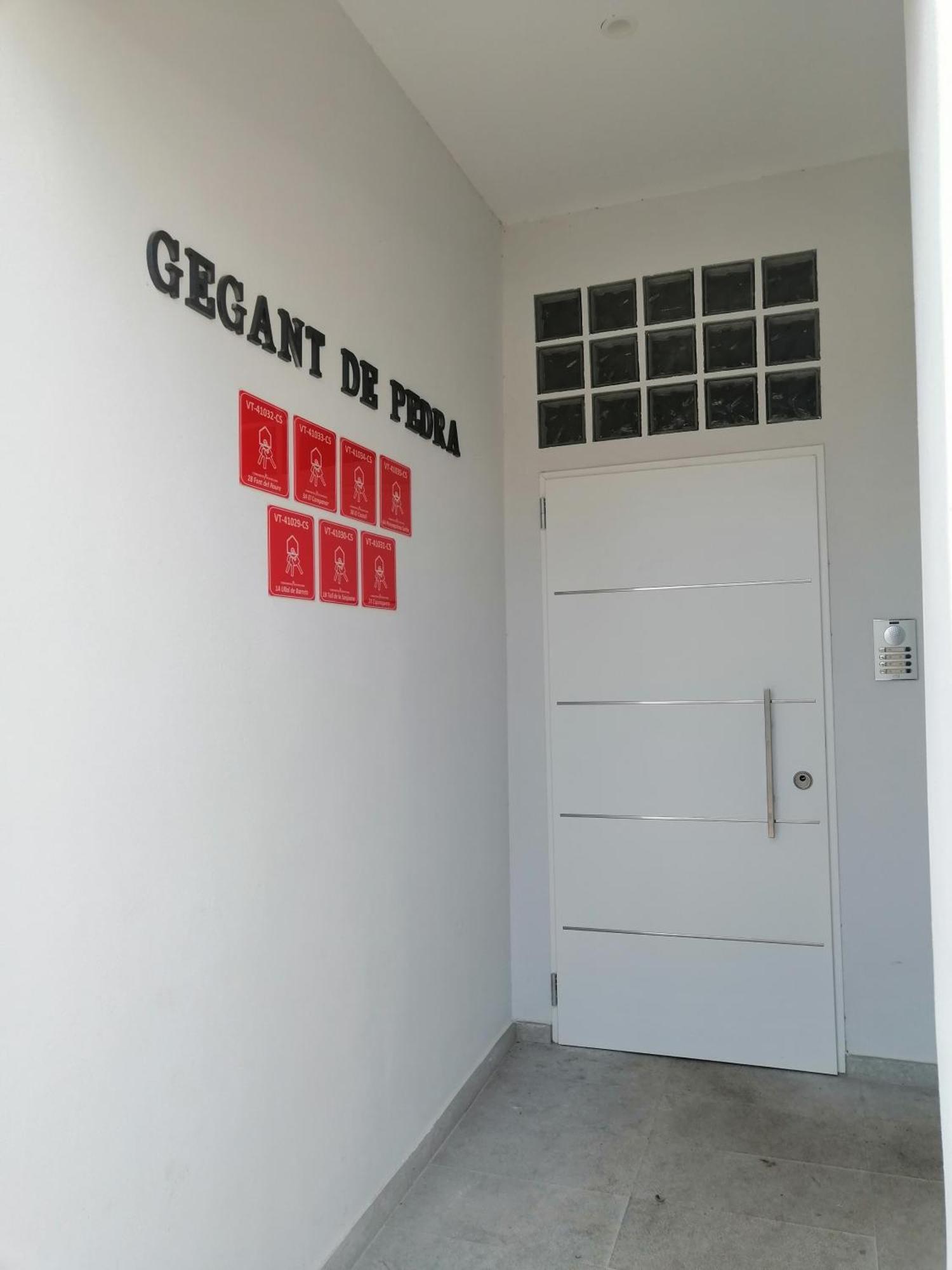 Gegant De Pedra Apartaments Adzaneta المظهر الخارجي الصورة